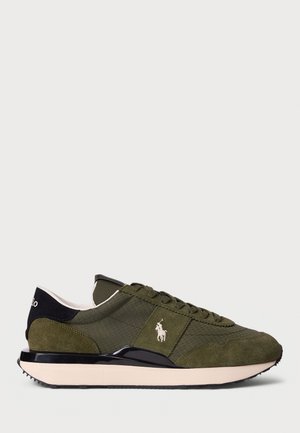 Sapatilha desportiva verde-oliva com uma combinação de materiais em camurça e malha, apresentando um logotipo branco, detalhes em preto e uma sola leve e acolchoada.