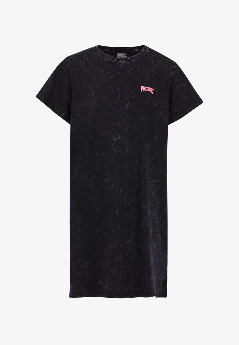 Czarna sukienka z T-shirtu o lekko wyblakłej fakturze, krótkie rękawy, okrągły dekolt i różowe logo "PROTEST" na klatce piersiowej.