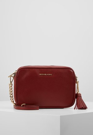 Prostokątna bordowa skórzana torba na ramię z złotym łańcuszkiem, detalem w postaci frędzla oraz logo "Michael Kors" z przodu.