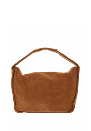 Sac à épaule en daim marron doux avec poignée rembourrée, forme rectangulaire et petit logo "PATRIZIA PEPE" en lettres dorées sur le devant.