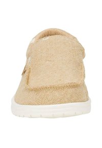 Zapato slip-on de tela beige con un upper texturizado, que presenta una abertura amplia y una suela de goma blanca. Diseño minimalista con costuras sutiles.