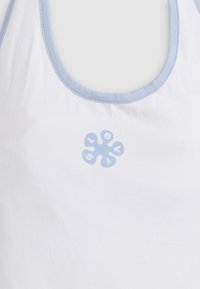 Balta bebro su šviesiai mėlynu apykakle ir emblema. Emblema turi gėlės formą su mėlynomis raidėmis "l", "e", "v" ir "s".