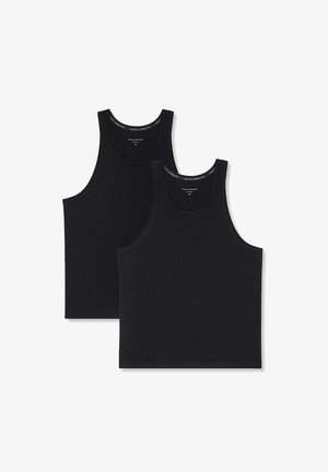 Dwie czarne bawełniane topy na ramiączkach z szerokimi paskami na ramionach, okrągłymi dekoltami i gładką teksturą. Oba są identyczne pod względem wzoru i stylu.