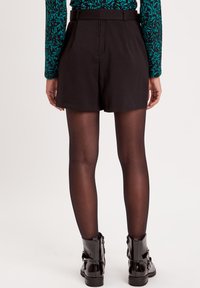 Cache Cache GERADE GESCHNITTENE CITY - Shorts - noir