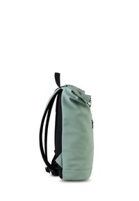 Mochila de color verde claro con tapa enrollable, equipada con correas acolchadas negras y un asa de transporte, presentada de lado sobre fondo blanco.