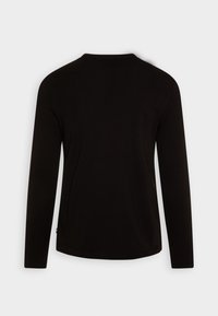 Schwarzes Langarmshirt mit Rundhalsausschnitt von hinten auf einem schlichten, hellen Hintergrund gezeigt.