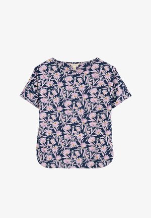 Cvetna majica s kratkimi rokavi v temno modri barvi z vzorcem rož vodnih lilij v rožnati barvi, okrogli ovratnik in sproščen kroj s pokritim robom.