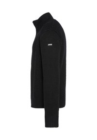 Czarny sweter dzianinowy z wysokim kołnierzem, teksturowanym materiałem i ściągaczami. Posiada małą metkę z logo na ramieniu. Widok z boku.