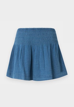 Blåt knælængde skørt med smocket taljebånd og indsamlet stof for en flared silhouet, vist på en ensfarvet hvid baggrund.