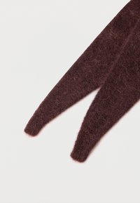 Tecido de lã cor bordô, cortado em tiras afiladas. Textura macia com superfície felpuda e pontas arredondadas, adequado para trabalhos manuais ou detalhes em roupas.