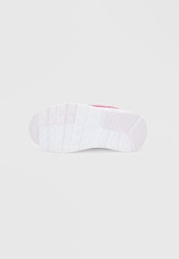 Balta sneaker zole ar teksturētām apdrukām un iedobēm, kurai ir sarkans akcentu uz papēža. Gluda virsma, noapaļota forma.