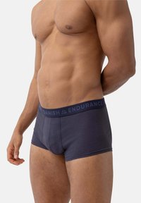 Pánské boxerky tmavě šedé barvy z měkké látky, s těsným střihem a námořnicky modrou elastickou páskou v pase s nápisem "DANISH ENDURANCE".