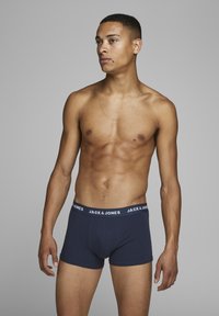 Navy Boxershorts aus Baumwolle mit einem weißen, gebrandeten Bund. Die Passform ist eng anliegend und betont eine glatte Textur und ein schlichtes Design.