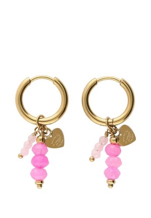 Pendientes de aro dorado con tres cuentas facetadas rosas, un pequeño racimo de cuentas rosa pálido y un colgante de corazón dorado grabado con un mensaje.