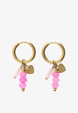 Gouden creolen met drie roze facetgeslepen kralen, een kleine cluster bleekroze kralen en een gouden hartbedel gegraveerd met een boodschap.