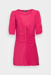 Fuchsia kortärmad klänning med djup v-ringning, framknappar, rynkdetaljer längs bodice och en mjuk tygtextur.