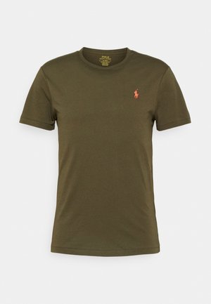 Olivgrünes kurzärmeliges Baumwoll-T-Shirt mit rundem Ausschnitt und kleinem, hellorange besticktem Logo auf der linken Brust.