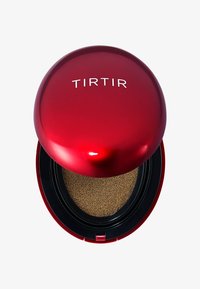 Röd kompaktpuderask med blank finish, med svart insida och svampapplikator. Etiketten visar "TIRTIR" i vita bokstäver.