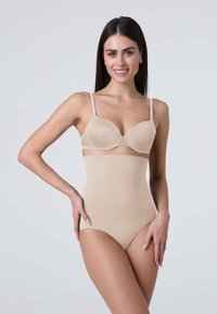 Body in shapewear beige con un design liscio e senza cuciture. Presenta coppe per reggiseno con ferretto e vita alta, offrendo copertura e supporto.