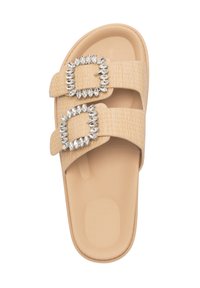 Sandalo scivolo beige con due cinturini testurizzati e fibbie quadrate in strass. Suola piatta con finitura liscia.