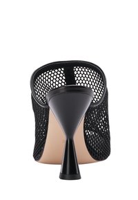 Zwarte open teen hoge hak met een mesh bovenwerk en een slanke kegelhak. Glad leren bies omlijnt de schoen, met een beige binnenvoering.