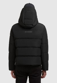 Chaqueta acolchada negra con capucha, que presenta un diseño acolchado, un parche rectangular en la parte posterior y un acabado elástico en los puños.