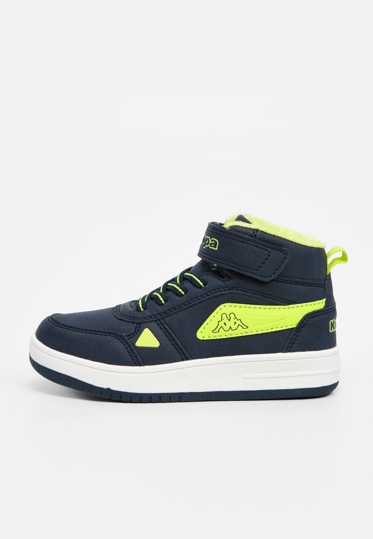 Marine hoge sneakers met neon gele accenten, vetersluiting, zachte voering, driehoekig logo en een gewatteerde witte zool.