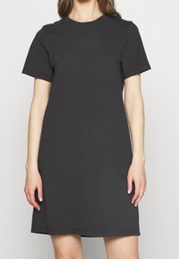 Mäns t-shirtklänning i mörkgrå bomull, rund halsringning, kort ärm och en avslappnad passform med rak nederkant. Inga synliga mönster eller accenter.