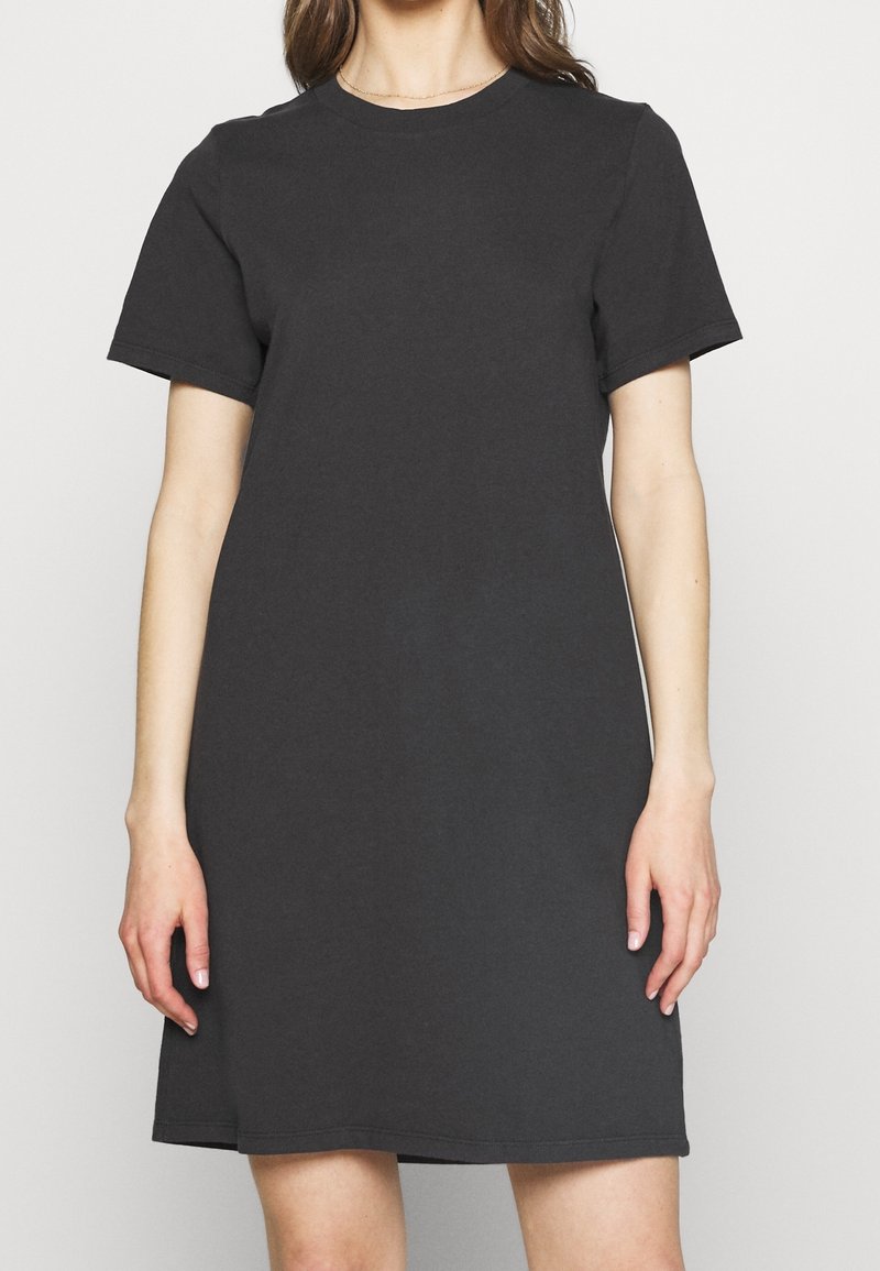 Mäns t-shirtklänning i mörkgrå bomull, rund halsringning, kort ärm och en avslappnad passform med rak nederkant. Inga synliga mönster eller accenter.