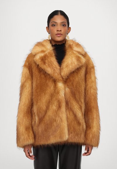 Faux-Fur-Mantel in goldbraun mit großem Kragen, lockerer Passform und langen Ärmeln. Glatte Textur mit flauschigem Aussehen.