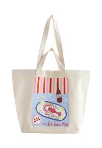 Plátenná taška na rameno v krémovej farbe s farebnou ilustráciou morských plodov na prednej strane a prúžkovaným vzorom v červenej a ružovej farbe nad ňou.