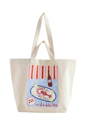 Plátenná taška na rameno v krémovej farbe s farebnou ilustráciou morských plodov na prednej strane a prúžkovaným vzorom v červenej a ružovej farbe nad ňou.