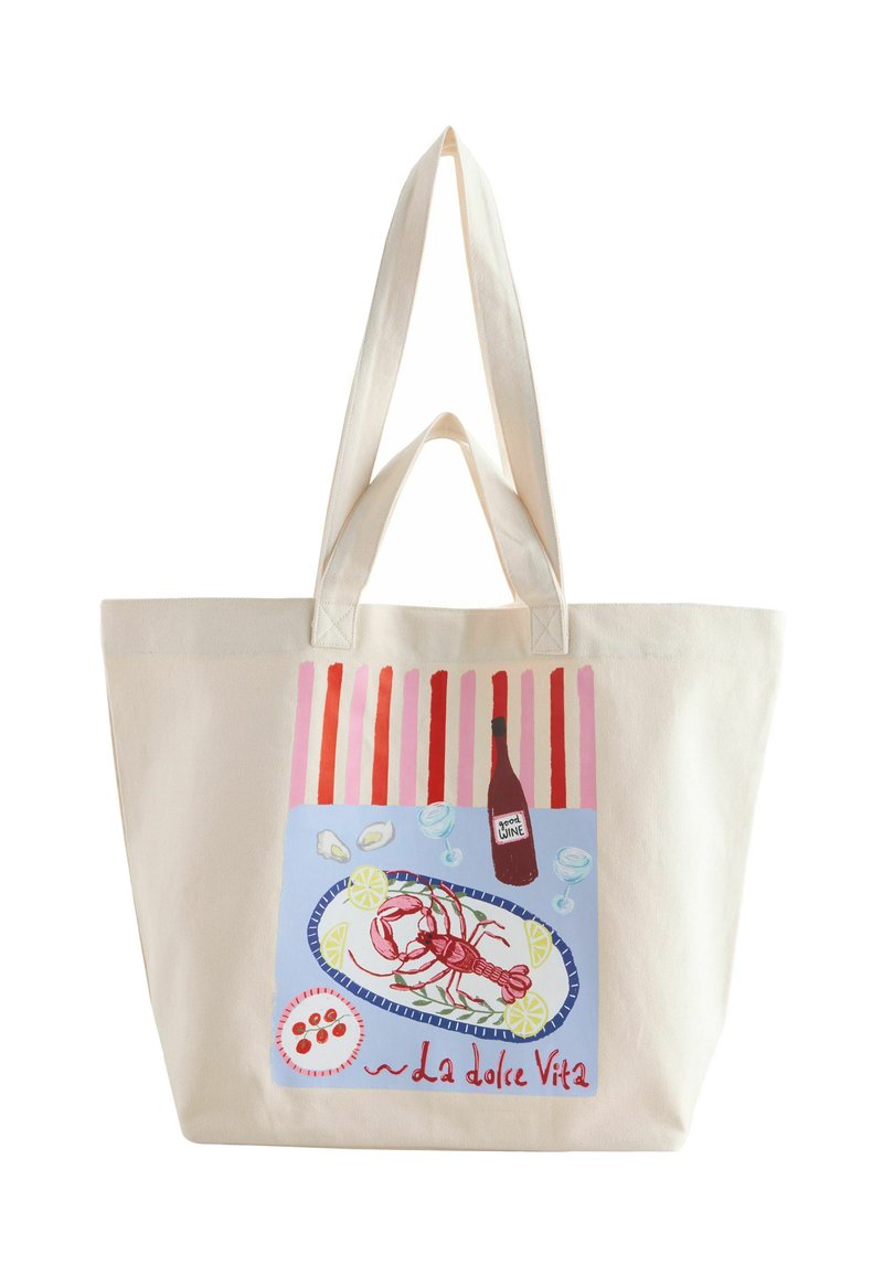 Plátenná taška na rameno v krémovej farbe s farebnou ilustráciou morských plodov na prednej strane a prúžkovaným vzorom v červenej a ružovej farbe nad ňou.