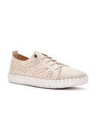 Sneaker in cuoio beige chiaro con design perforato, suola in gomma bianca, chiusura con lacci e bordi scallopati al collo e alla punta.