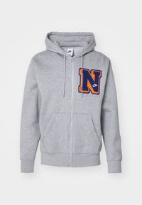 Felpa grigia con zip realizzata in un mix di cotone. Presenta un grande logo ricamato in navy e arancione con la lettera "N", tasche anteriori e cappuccio regolabile con cordino.