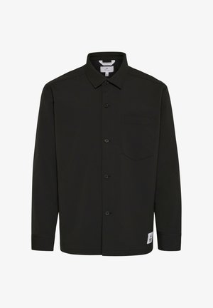 Schwarzes Langarmhemd mit Knöpfen aus glattem Stoff, das einen spitzen Kragen, eine Brusttasche und seitliche Etikettendetails aufweist.