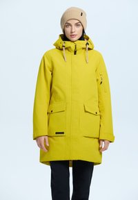 Parka impermeabile gialla brillante con tasca laterale con zip, cappuccio regolabile e tasche anteriori con automatico. Texture liscia con un taglio di lunghezza media.