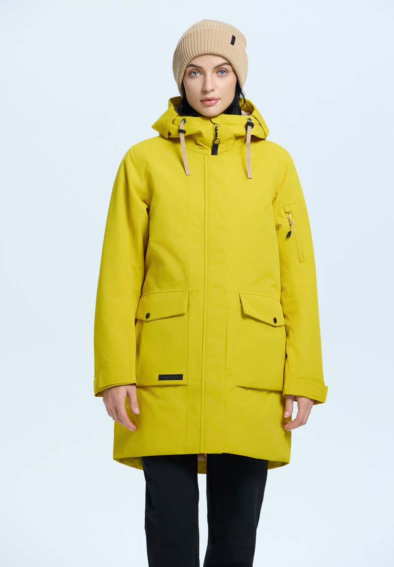 Parka impermeabile gialla brillante con tasca laterale con zip, cappuccio regolabile e tasche anteriori con automatico. Texture liscia con un taglio di lunghezza media.
