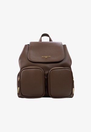 Zaino in pelle marrone con chiusura a patta, dotato di due tasche anteriori con zip e hardware dorato. Superficie strutturata, forma rigida.