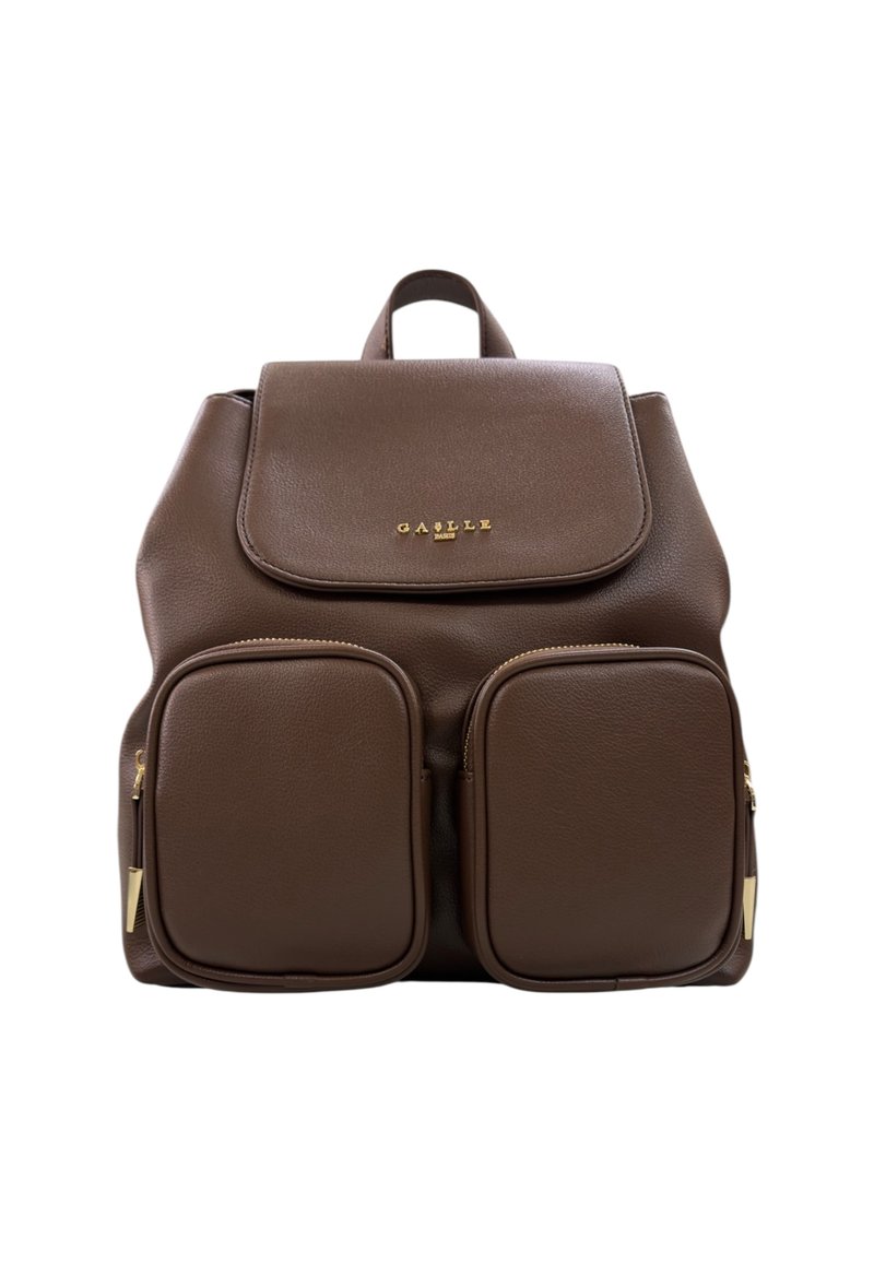 Zaino in pelle marrone con chiusura a patta, dotato di due tasche anteriori con zip e hardware dorato. Superficie strutturata, forma rigida.