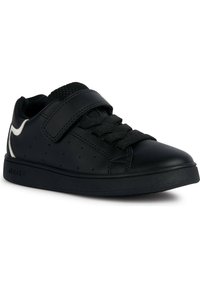 Sneaker in pelle nera con finitura testurizzata, dotato di una fascetta in Velcro, design con laccetti, perforazioni per la ventilazione e suola in gomma.