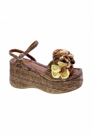 Sandalo con zeppa intrecciata marrone con cinturino alla caviglia e grande decorazione floreale all'uncinetto multicolore sulla zona delle dita.