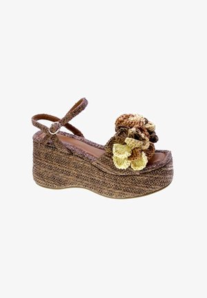 Sandalo con zeppa intrecciata marrone con cinturino alla caviglia e grande decorazione floreale all'uncinetto multicolore sulla zona delle dita.
