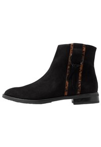 Stivaletto nero in suede con finitura liscia, caratterizzato da una striscia di stampa leopardata marrone e un accessorio in metallo circolare con dettaglio a fiocco.