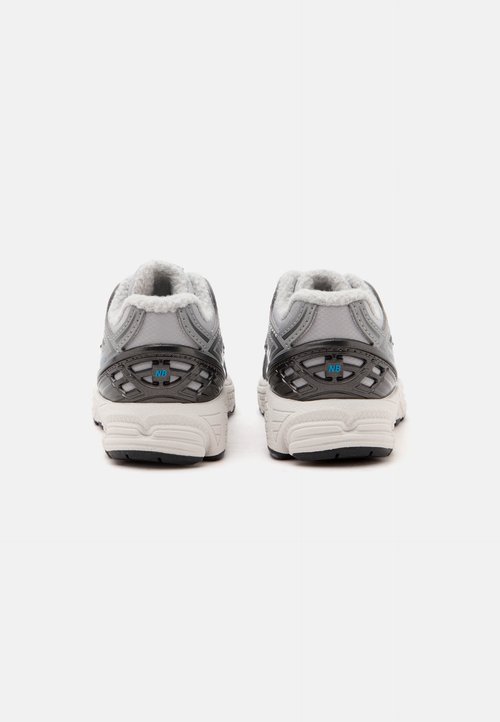 New Balance Zapatilla casual niño 1906 Gris metalizado — foto 3