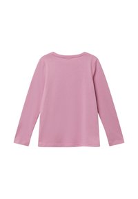 Camicia a maniche lunghe di colore rosa chiaro, realizzata in cotone morbido. Presenta un collo rotondo e una texture liscia con un design semplice sul retro.