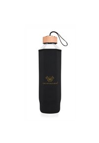 Bouteille d'eau en verre transparent avec une housse en néoprène noire, un logo doré et un capuchon à vis de couleur cuivrée, équipée d'une sangle de transport.
