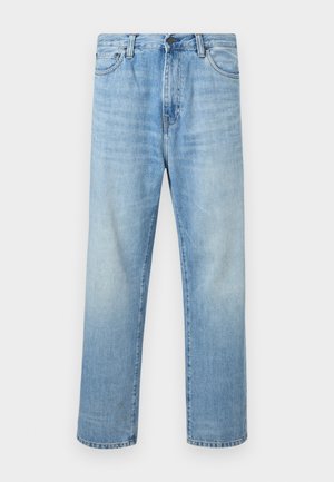 Svetlomodré džínsy s rovnými nohavicami, so zapínaním na predné gombíky a zips, pútkami na opasok a prednými vreckami, zobrazené na bielom pozadí.