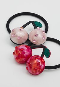 Fivelas de cabelo em forma de cereja com bolas brilhantes em rosa e vermelho, decoradas com strass e folhas verdes, montadas em faixas elásticas pretas.