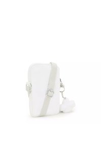 Sac bandoulière compact en blanc avec un design texturé, une sangle réglable, des accessoires en argent, et un détail de porte-clés en pompon fluffy blanc.